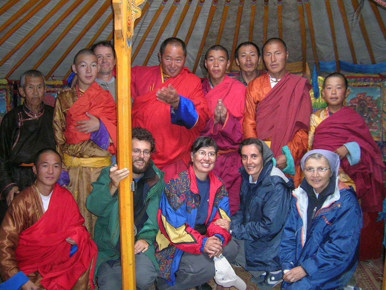 Missionari-con-monaci-buddisti.jpg