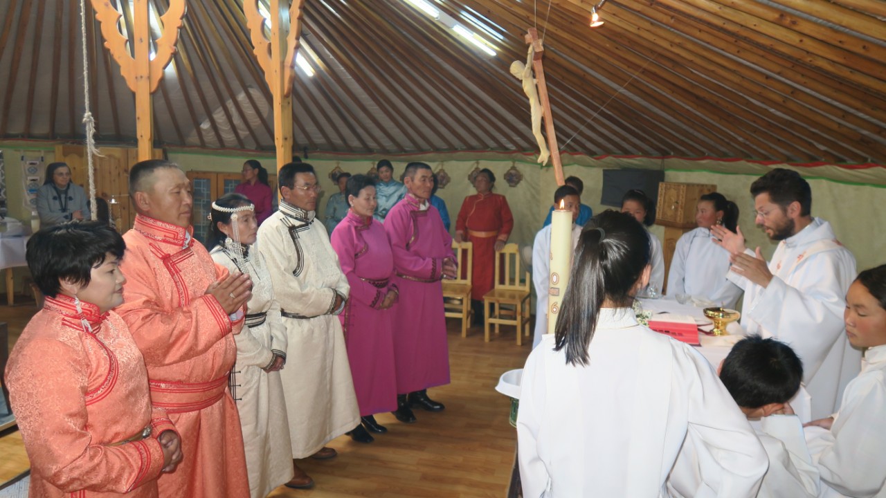 celebrazione-dei-primi-matrimoni-cattolici---Arvaiheer.jpg