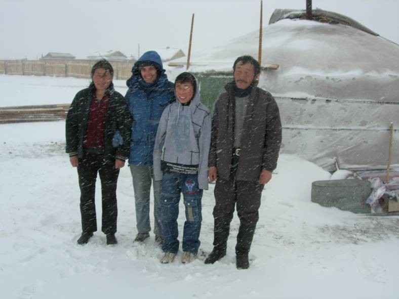 sr.-Lucia-con-una-famiglia-della-Mongolia.jpg